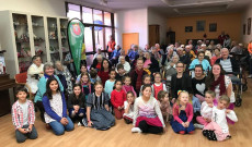 A Flemingtoni Magyar Iskola diákjai és a Szent Erzsébet Otthon lakói