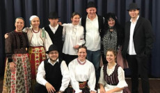 A színjátszókör és a néptáncosok