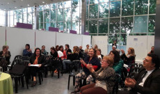 Mosolygós arcok és taps