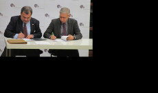 A SUI alaító okiratának aláírása