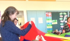 "Piros kendő, pipipi, van alatta valaki! Kukucs" "Piros kendő, pipipi, van alatta valaki! Kukucs"