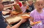 Romi bácsi pizzával lepett meg bennünket Romi bácsi pizzával lepett meg bennünket