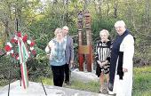 Szabó János és felesége Diána a kopjafa felújítói, Beluska Éva a Metroplex Magyar Cultural Circle elnöke és Lelóczky Gyula ciszterci szerzetes atya
