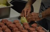 készülnek a töltött káposzták töltési fázis