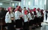 Gyimesi csángó hívek az ünnepi szentmisén