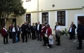 Ausztriai magyar zarándokok a gyulafehérvári teológia udvarán Ausztriai magyar zarándokok a gyulafehérvári teológia udvarán