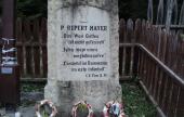 Koszorúk P. Rupert Mayer kosteleki emlékművénél