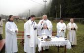 Szentmise a szabadtéri oltárnál. Főcelebráns: dr. Vencser László