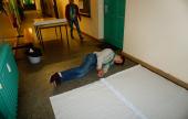 Aki tudja, egész testével védelmezi a születő művet. Aki tudja, egész testével védelmezi a születő művet.