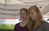 Rengei Bogi (Genf) és Bóra Eszter (Zürich) a MagyarHáz standnál