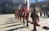 az Első Kaliforniai Huszár Regiment valamint a San Franciscoi cserkészek vonultak be a zászlókkal