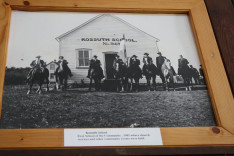 A közösség első iskolájáról készült kép