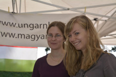 Rengei Bogi (Genf) és Bóra Eszter (Zürich) a MagyarHáz standnál