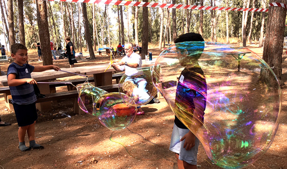 Szukkóti piknik a Ben Semen-i erdőben