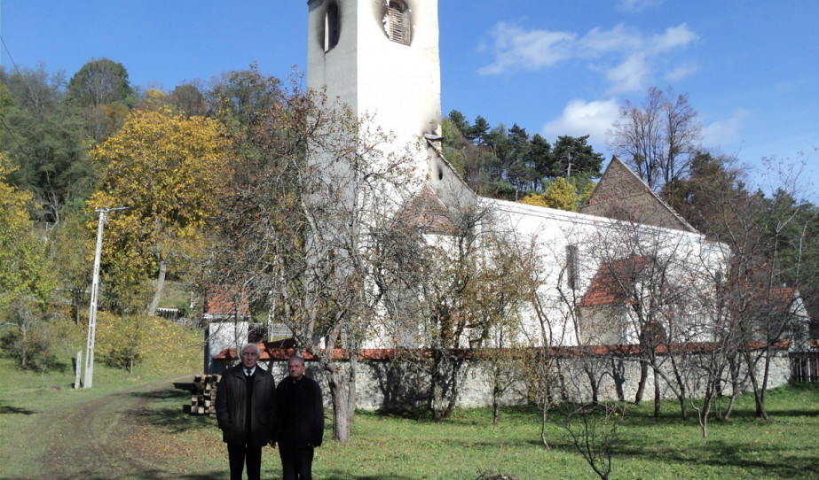 Vencser László és Adorján Imre plébános a leégett atyhai templom mellett