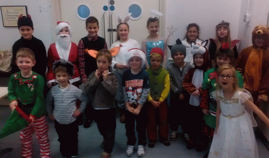 Maskarás szereplők, közvetlenül a fellépés előtt