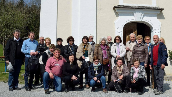Müncheni és rosenheimi magyar katolikusok a schwarzlacki Segítő Szűz Mária kegytemplom előtt Müncheni és rosenheimi magyar katolikusok a schwarzlacki Segítő Szűz Mária kegytemplom előtt