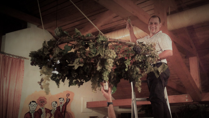 Kis Ferenc a szüreti koszorú boldog tulajdonosa. Kis Ferenc a szüreti koszorú boldog tulajdonosa.