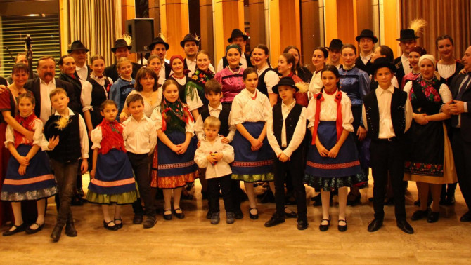 Csöbörcsök Táncegyüttes és Dűvő Zenekar - Fotó: Szabó Janka Csöbörcsök Táncegyüttes és Dűvő Zenekar - Fotó: Szabó Janka