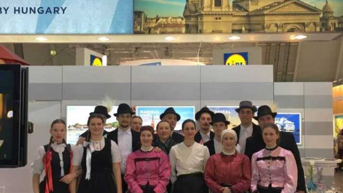 Csöbörcsök a magyar kiállító standnál - Fotó: Pathy Ottó Csöbörcsök a magyar kiállító standnál - Fotó: Pathy Ottó