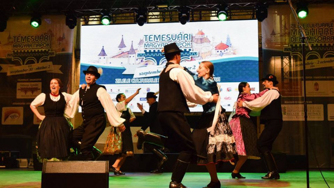 Csöbörcsök Táncegyüttes a színpadon - Fotó: Orosz Sándor Csöbörcsök Táncegyüttes a színpadon - Fotó: Orosz Sándor