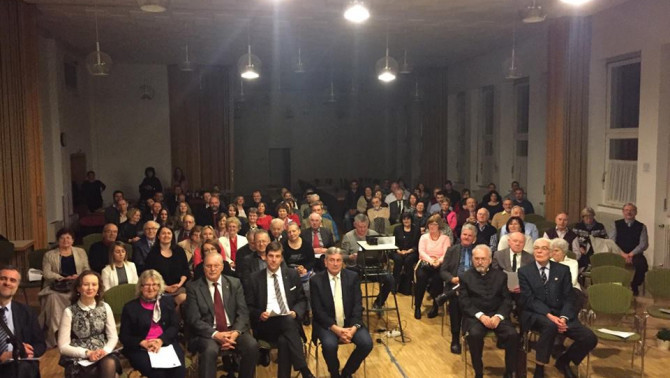 Résztvevők az ünnepségen harminc év eredménye