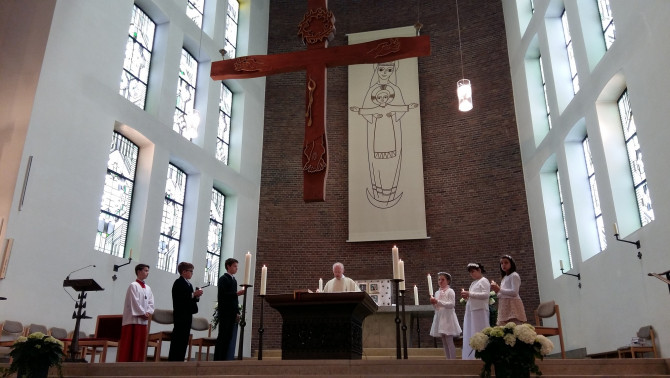 Az elsőáldozók az oltár körül Az elsőáldozók az oltár körül