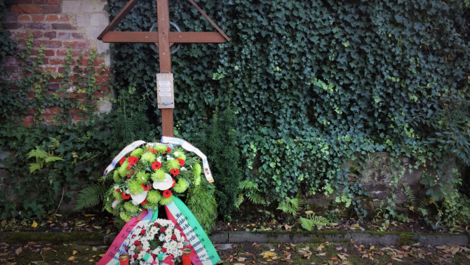 Az emlékkereszt koszorúkkal Az emlékkereszt koszorúkkal