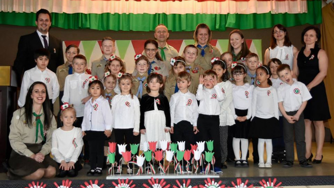 Szent Imre Magyar Iskola tanulói és tanárai