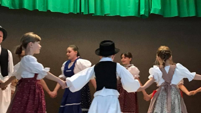 Csárdás Tánccsoport gyermekei