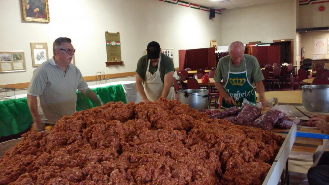 A máskor kultúrális programoknak otthonot adó nagyteremben 450 kg húst dolgoztak fel