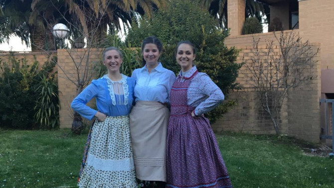 KCSP-sek, táncosok, barátnők