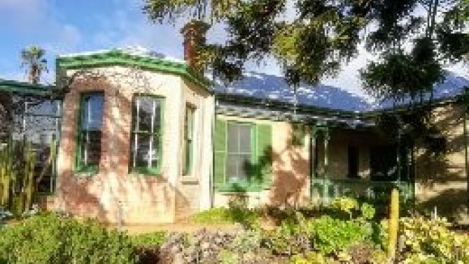 Buda Háza az utca  felől