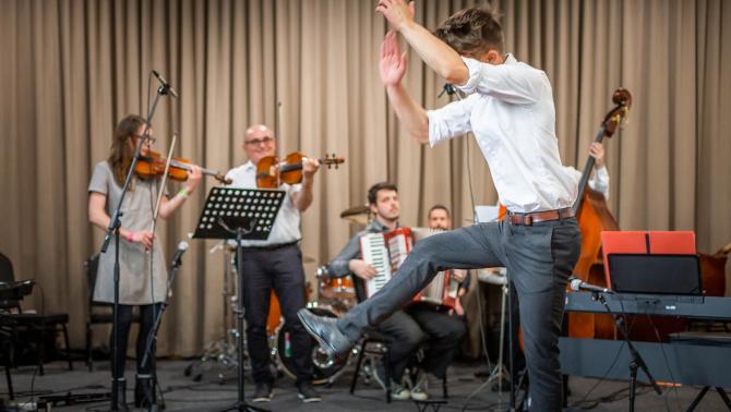 Zene - tánc. Zene - tánc.