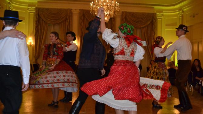 Pörög a szoknya, csillog a kötény Pörög a szoknya, csillog a kötény