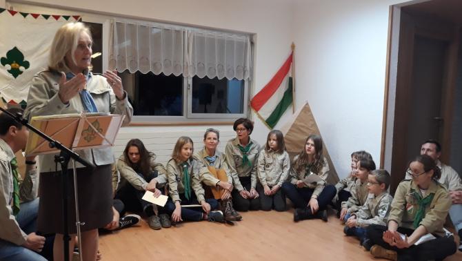 Teleki Natasha köszöntőt mond a genfi Sík Sándor Cserkészcsapat megalakulásának 35. évfordulója alkalmából Sík Sándor-emléknapok Genfben