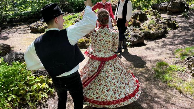 Pörög a szoknya Pörög a szoknya