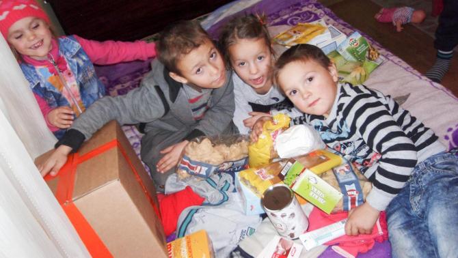 Csángómagyarok megkapták a bécsi magyarok által küldött ajándékot