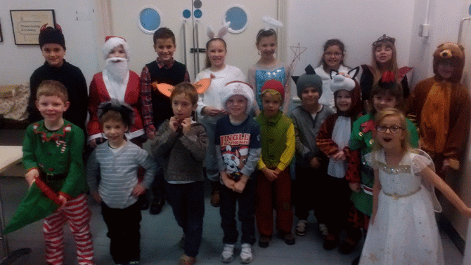 Maskarás szereplők, közvetlenül a fellépés előtt Maskarás szereplők, közvetlenül a fellépés előtt