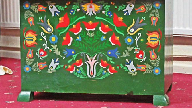 Díszlet: tulipános láda Díszlet: tulipános láda