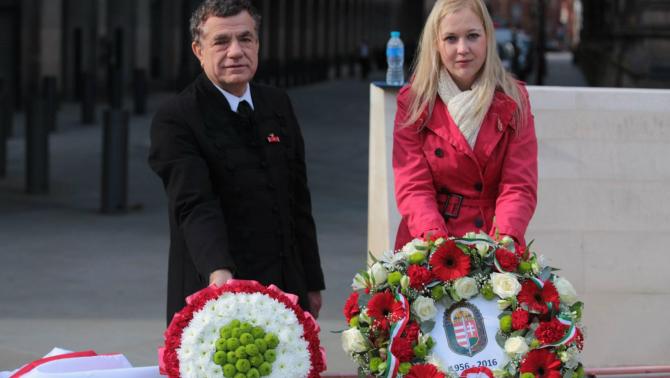 Magyar koszorúk Manchesterben (dr. Rákóczy György mentor és Rakitai Réka KCSP-ösztöndíjas) Magyar koszorúk Manchesterben (dr. Rákóczy György mentor és Rakitai Réka KCSP-ösztöndíjas)