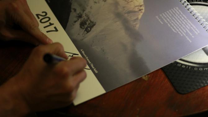 Mécs László dedikálás közben Tóth Luca Réka