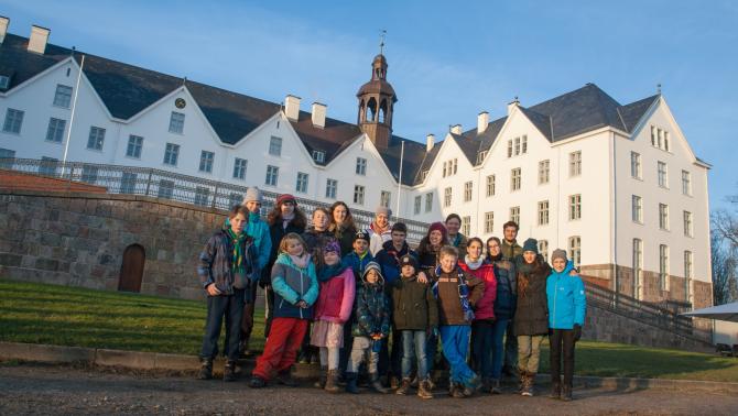 Csapatkép a plöni kastély előtt